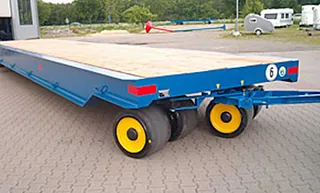  Industrie Anhänger für Schwerlasten Typ PAAV-P mit Plattform und Doppelachsschenkellenkung für ein Gesamtgewicht von über 50 Tonnen.